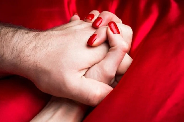 Ana oğlu ilə gəlininin intim anını çəkib qonşulara göstərdi 