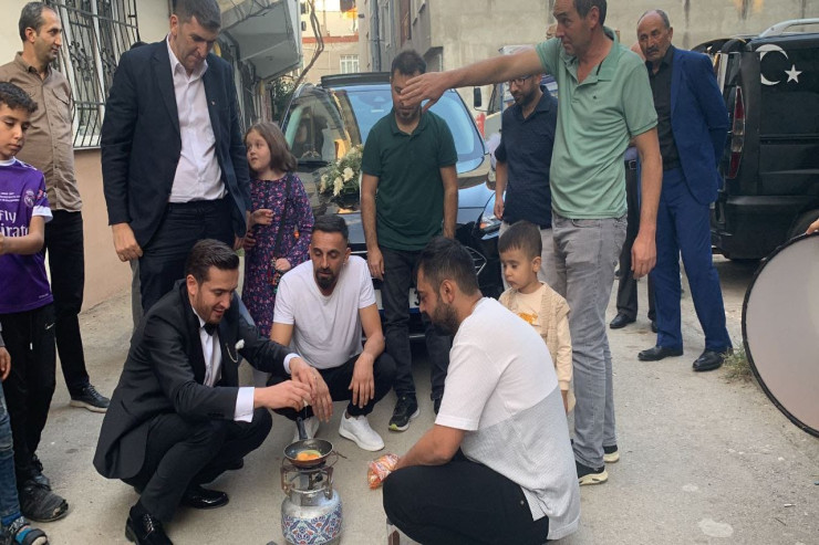  Bəyə yumurta bişirtdirib,   kəndirlə gəlin maşınını çəkdirdilər - VİDEO 