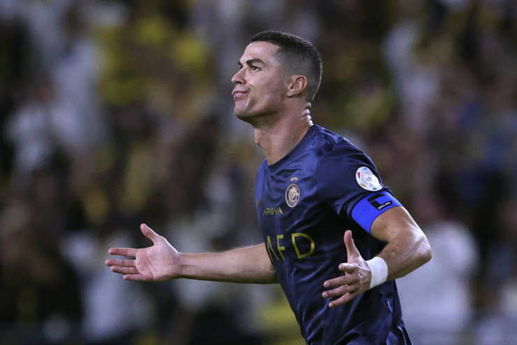 Ronaldu yubiley qolunu vurdu