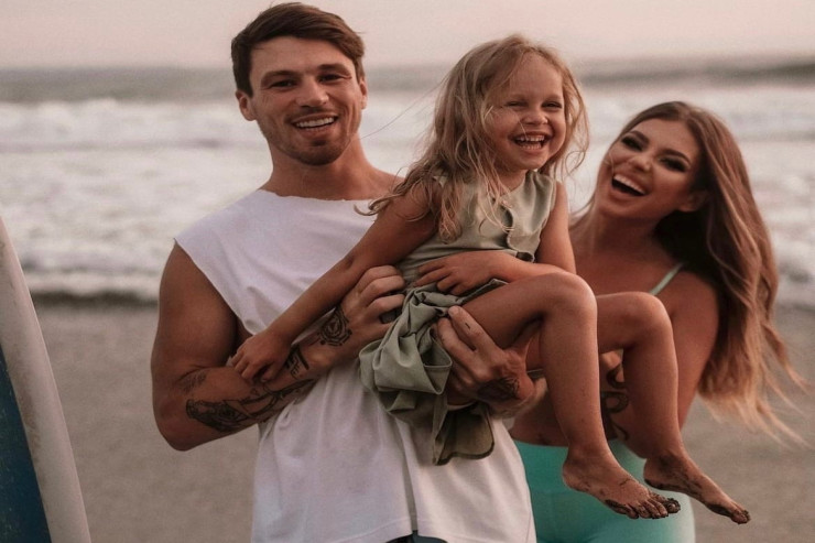 Tanınmış müğənni ailəsi ilə bu ölkəyə köçdü  