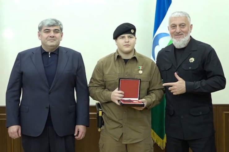 Kadırovun oğlu mükafatlandırma mərasiminə  qızıl tapança   ilə gəldi