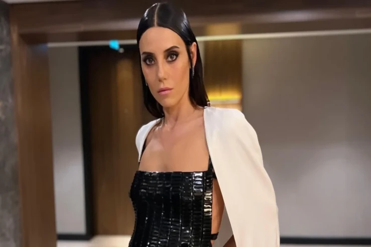 Tanınmış aktrisa mini geyimi ilə  diqqət çəkdi