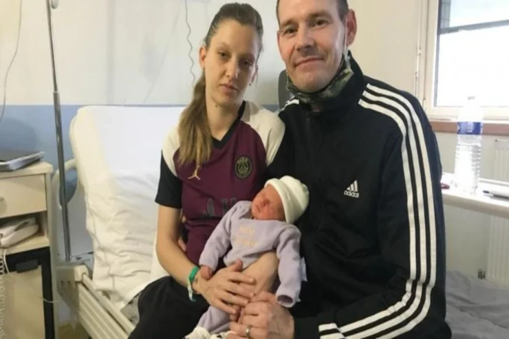 Qadın supermarketdə  uşaq doğdu 