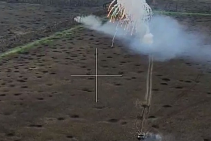 Ukraynada Rusiyanın  zirehli texnika karvanı   məhv edildi -  VİDEO 