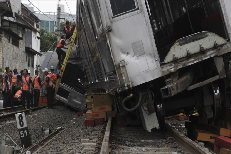 Qatarla mikroavtobus toqquşdu,  11 nəfər öldü  