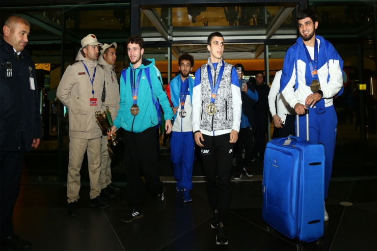 Rekorda imza atan Azərbaycan idmançıları Vətənə dönüb