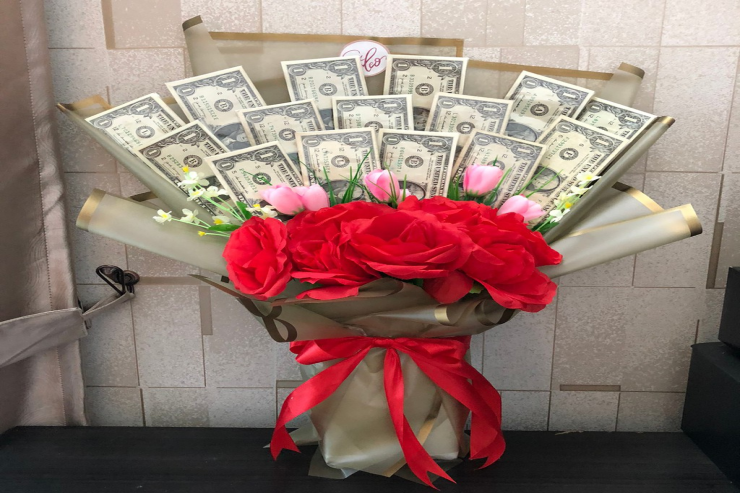 Əməkdar artistə dollarlardan ibarət pul buketi hədiyyə etdilər
