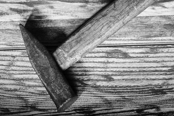 Nənəsinin başına 10 dəfə çəkiclə vurdu 