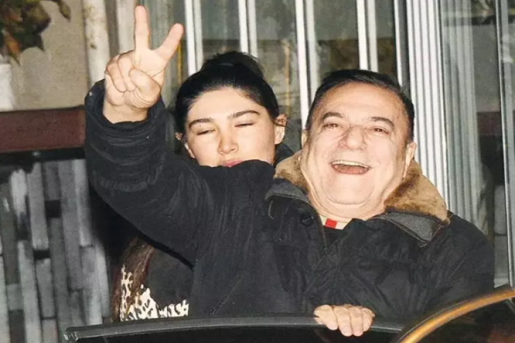 Tanınmış şovmen 40 yaş kiçik  keçmiş sevgilisi ilə yaxalandı