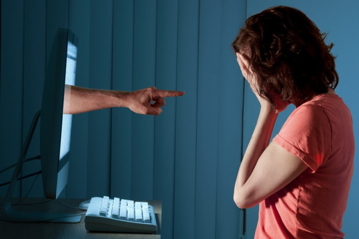 İnternetdə şəkilləri yayılan qızı EDAM ETDİLƏR 