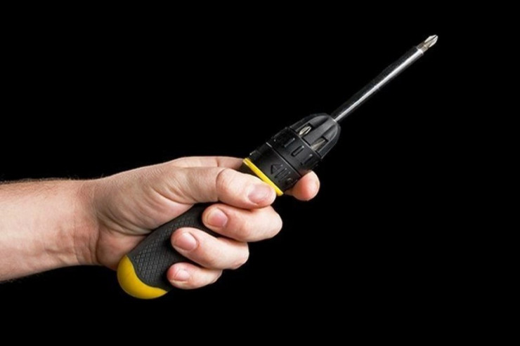 Bakıda DƏHŞƏT:  vintaçanla kişinin qarnını deşdi 