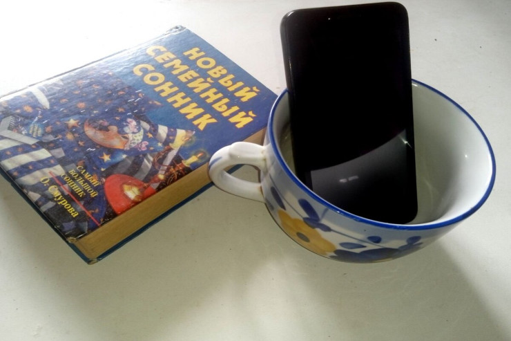 Yatmazdan əvvəl telefon  boş stəkana   qoyulmalıdır –  SƏBƏB  