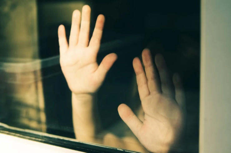 12 yaşlı qıza TƏCAVÜZ : 2 manyak yarıçılpaq yaxalandı