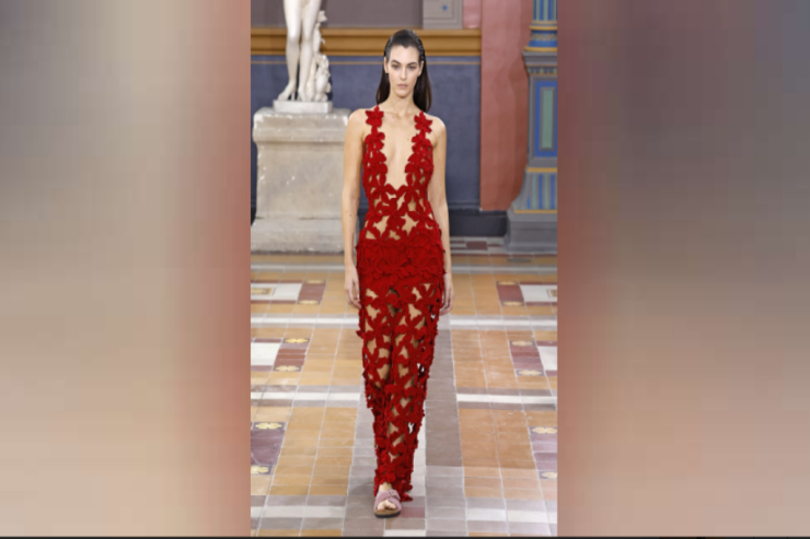 Məşhur aktyorun  yarıçılpaq sevgilisi   moda həftəsində görənləri heyran etdi