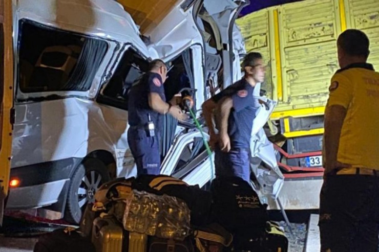 Turistləri daşıyan avtobus qəza törətdi, ölənlər var 