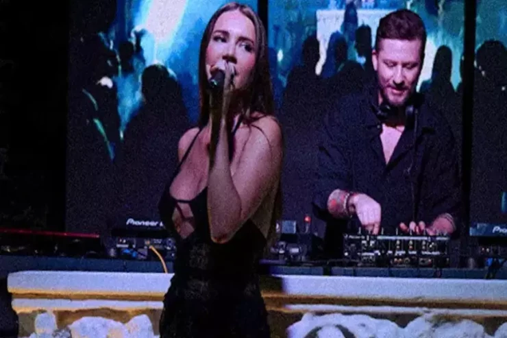 Məşhur müğənni evləndiyini səhnədə açıqladı 