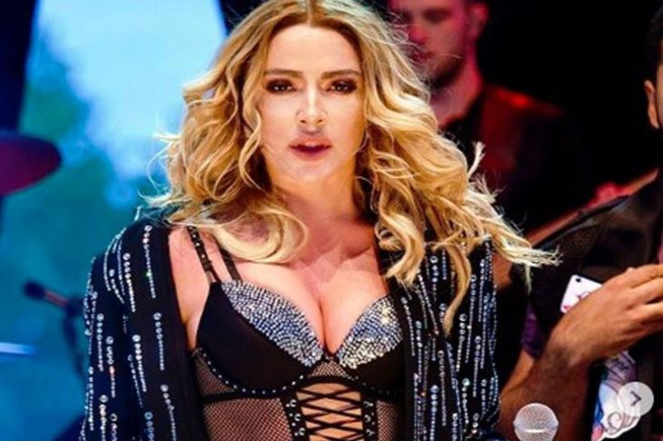 Hadisə saçlarını 10 gündə  bir dəfə yuyur?   - CAVAB