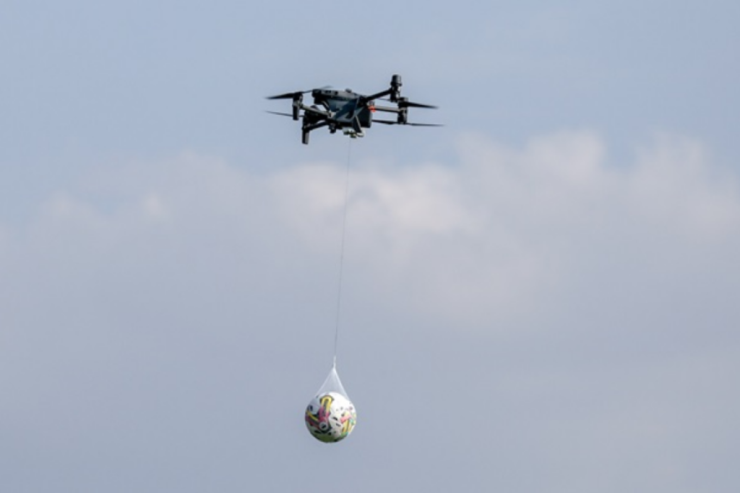 Hərbi pilotsuz təyyarə  topu meydana   gətirdi -  VİDEO 