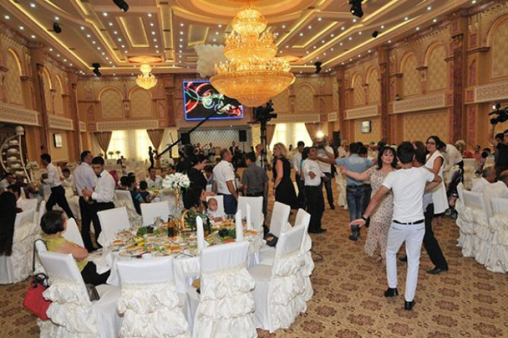 Tamada  toyda nəvəsini   güllələdi