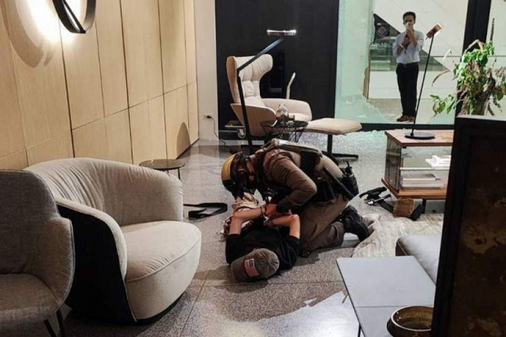 Ticarət mərkəzində atışma: 2 ÖLÜ 