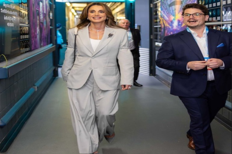 Kraliça  kişi geyimində  