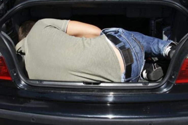 Atasının meyitini  maşında gəzdirən tutuldu