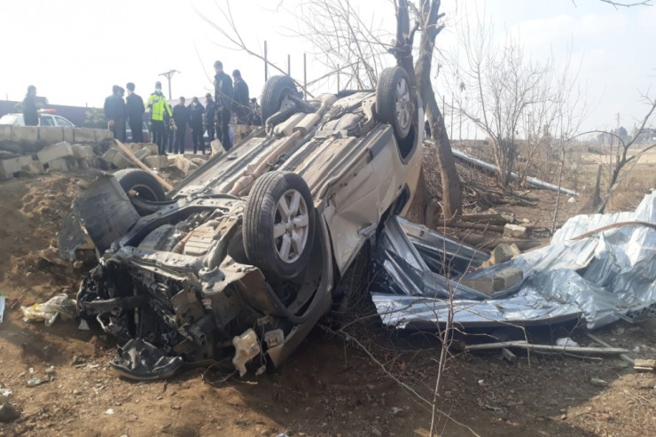 Yevlaxda maşın aşdı, ölən var 