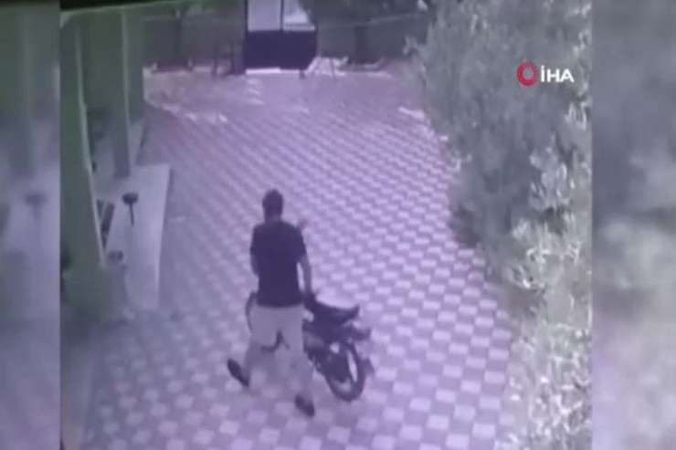 Məsciddə namazı dayandırıb imamı qarət etdi - HADİSƏ ANI 