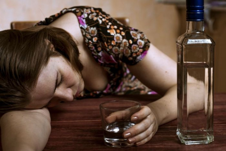 Ana içkiyə görə körpəsini bıçaqladı 