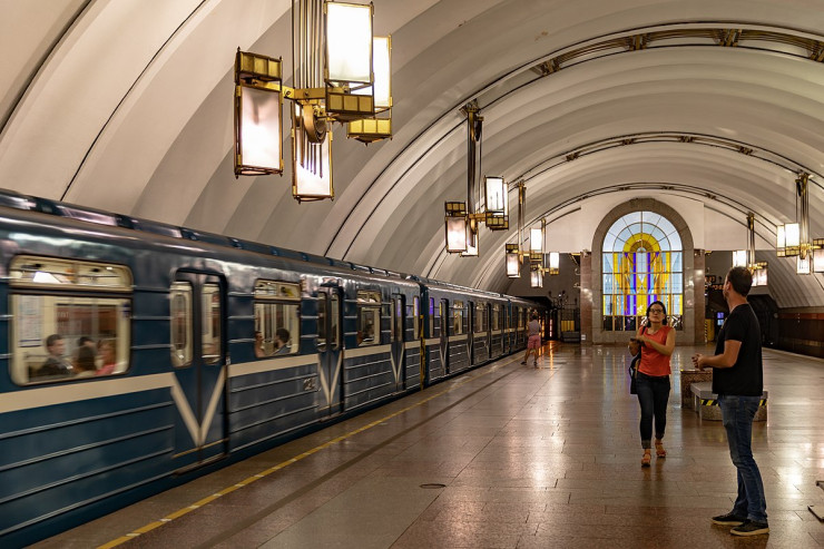 Metroda iki qatar toqquşdu - VİDEO 