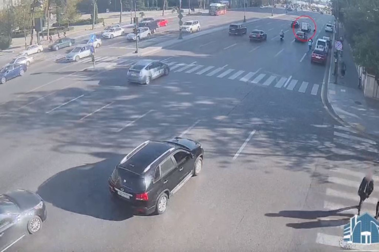 Bakıda avtomobil piyadanı belə vurdu - VİDEO 