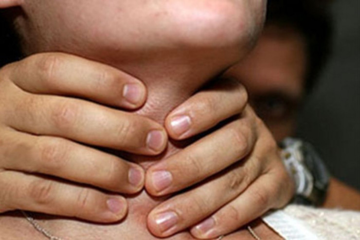 Bakıda  DƏHŞƏT:   Qardaş bacısını  boğub öldürdü 