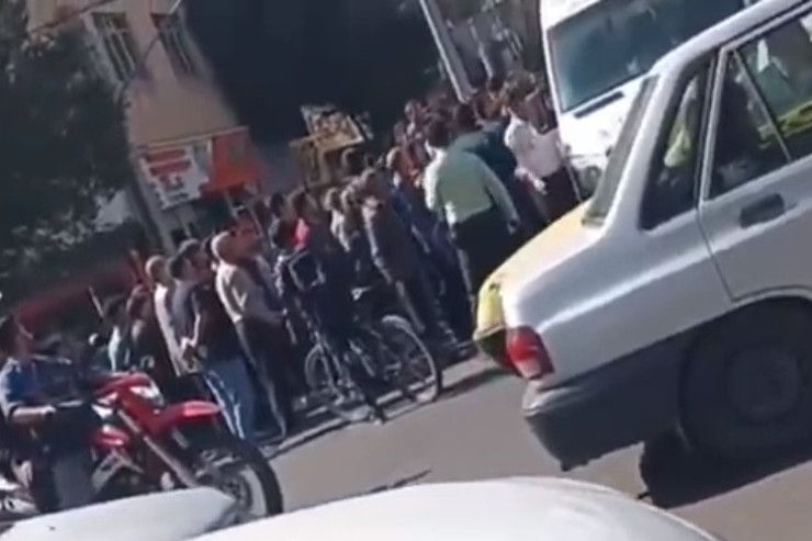 Təbrizdə hicab taxmayan qızı küçədə döydülər - VİDEO 