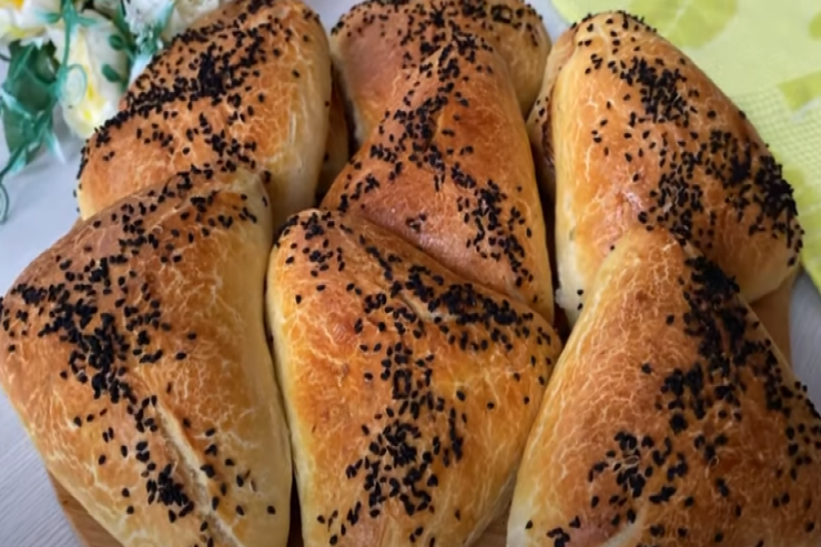 Bir stəkan su  və unla hazırlanan asan yemək resepti