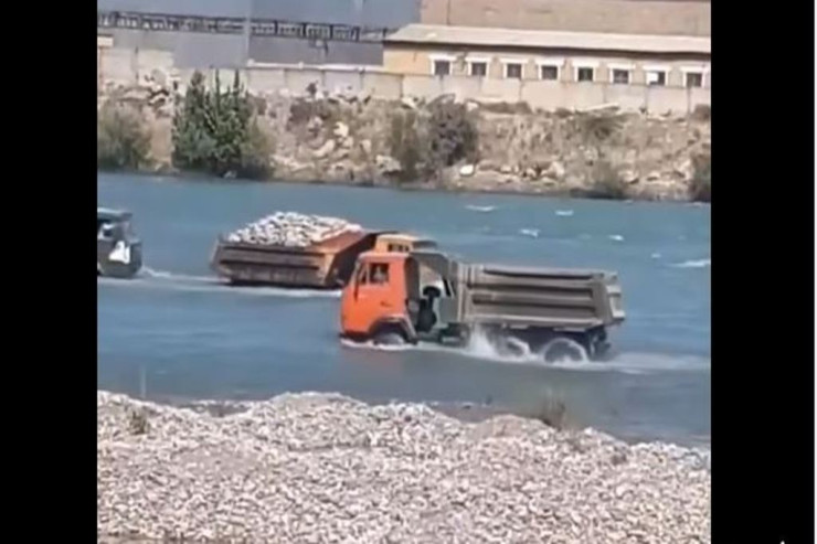 Azərbaycanda üzən "KaMAZ"lar peyda oldu - VİDEO 