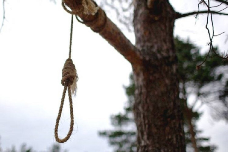 Şamaxıda kişi özünü ağacdan asdı  