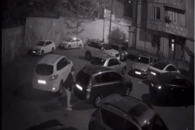 Bakıda park edilmiş maşının nömrəsini çıxarıb atdılar - VİDEO 