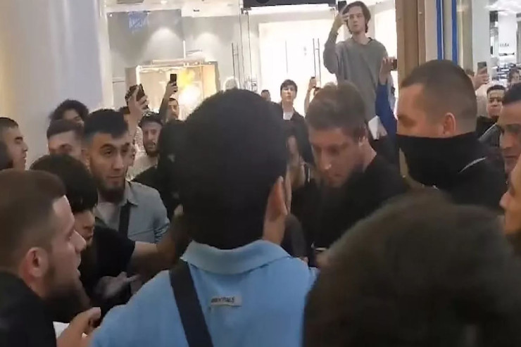 MMA döyüşçüləri ticarət mərkəzində dava etdi