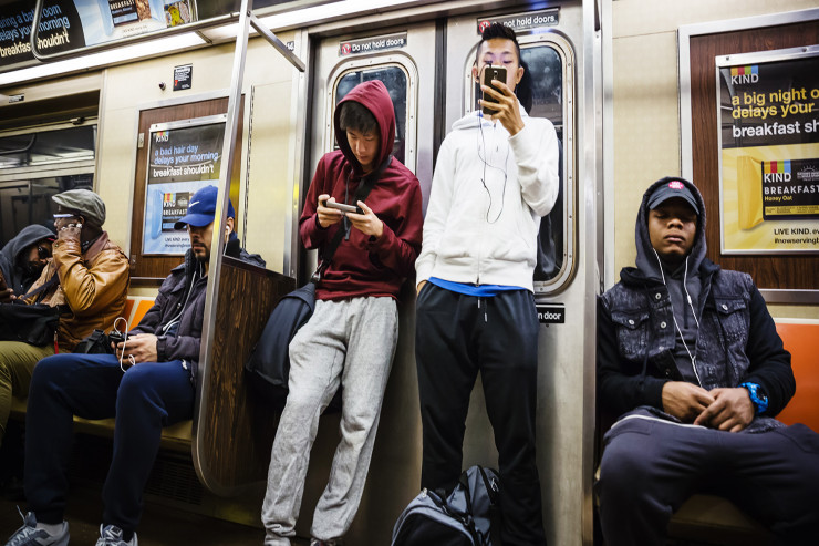 Metroda dava: Gənc oğlan  yaşlı sərnişini   döydü