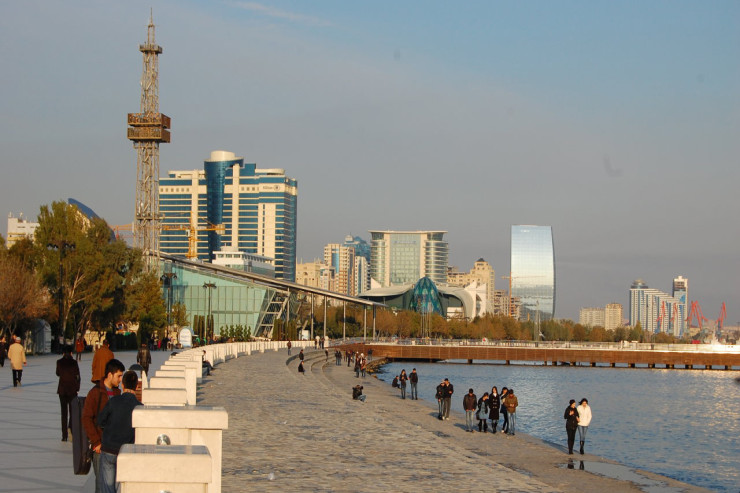 Bulvarda keçmiş məhkum özünü dənizə atdı