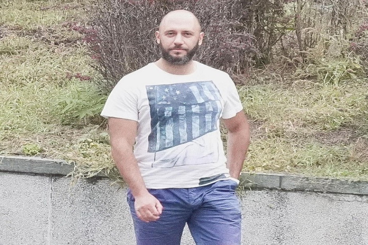 Çörək almağa gedirdi, binadan düşən körpəni xilas etdi