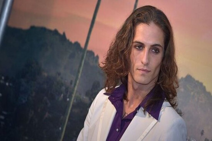 Məşhur solist çılpaq fotoları  ilə gündəmə gəldi