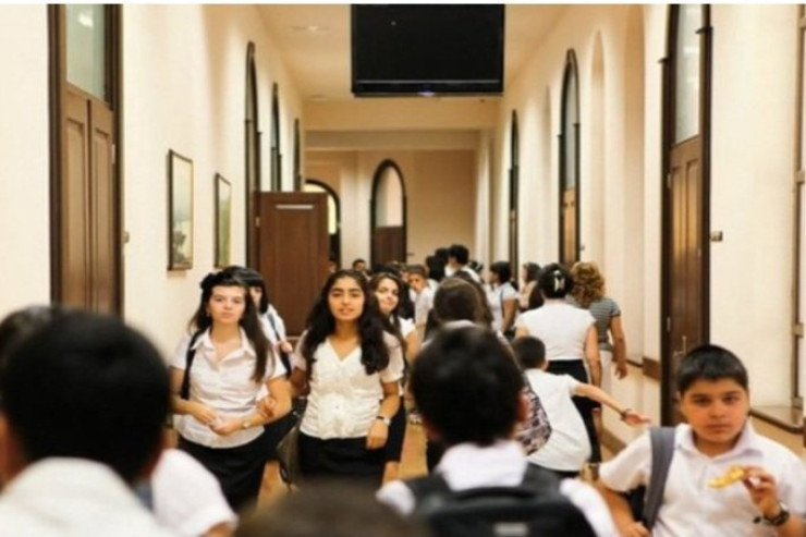 Milli geyimdə olan şagird dərsə buraxılmadı - FOTO 