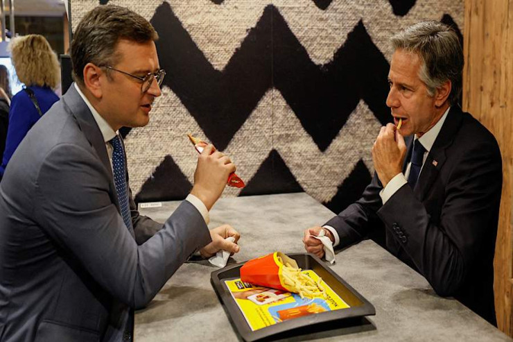 Nazirlər "McDonald's"da qəlyanaltı etdilər-VİDEO 