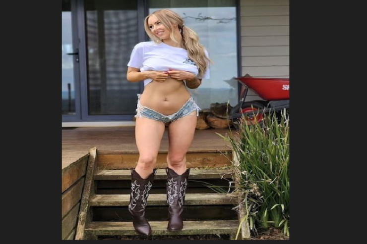 Bu qadın çılpaq ot biçərək ayda 90 000 dollar qazanır-FOTO 