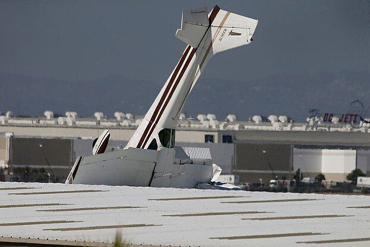 Təyyarə dayanacağa çırpıldı, ölənlər var 
