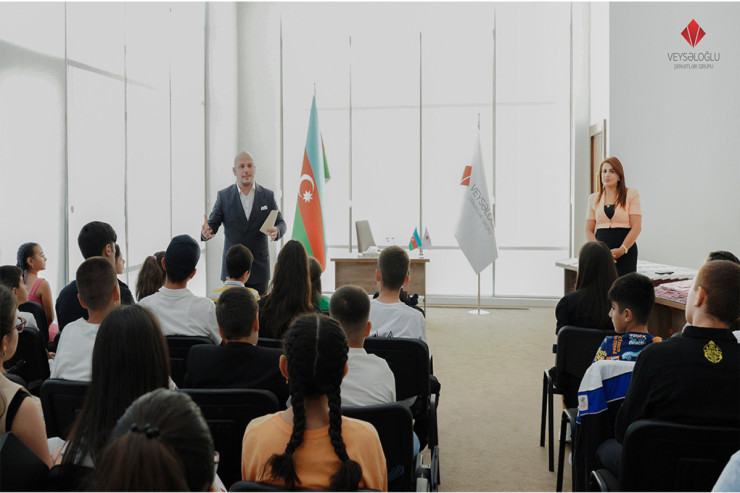 “Veysəloğlu” əməkdaşlarının uğur qazanan övladlarını mükafatlandırıb