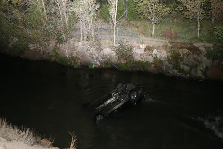 Qəzada maşın dərəyə düşdü,  ölənlər var  