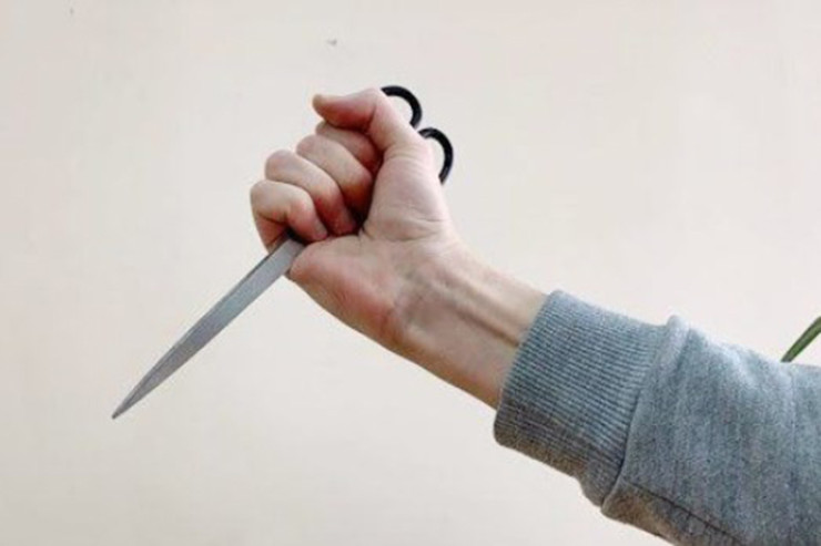 Dostunu  qayçı ilə  öldürdü