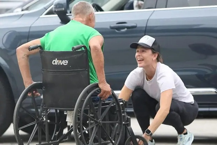 Hollivud ulduzu öz corablarını  “bomj”a   geydirdi